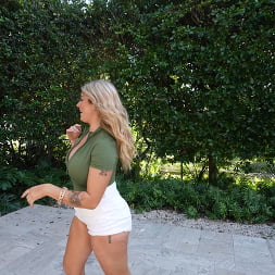 Abby Rose en 'Bangbros' Abby contra kaby 1 v 1 (Miniatura 128)