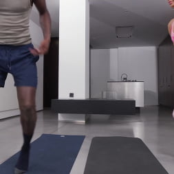 Annabelle Blue en 'Bangbros' Sesión flexible de yoga con sexo (Miniatura 260)