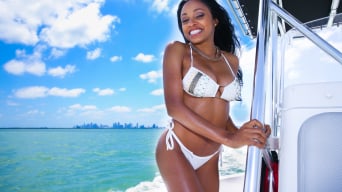 Anya Ivy に 'Ebony Girl Fucked On A Boat In MiamiBeach!'