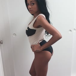 Anya Ivy en 'Bangbros' Belleza de piel color moca follando en un entorno interracial (Miniatura 20)