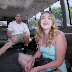 Brie Viano en 'Bangbros' Un tipo discreto folla en el autobús (Miniatura 114)