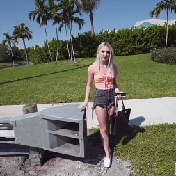 Britt Blair en 'Bangbros' Pequeña azada roja (Miniatura 975)