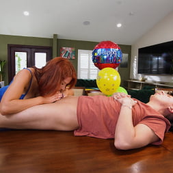 Elise London en 'Bangbros' Cumpleaños anal (Miniatura 114)
