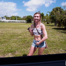 Emma Sirus en Joven e inocente en el autobús (foto 975) Emma Sirus en 'Bangbros' Joven e inocente en el autobús (Miniatura 975)