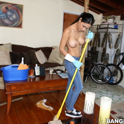 Jasmine Caro in Big tit Latina maid gets fucked (Photo 28) Jasmine Caro in 'Bangbros' Big tit Latina maid gets fucked (Thumbnail 28)
