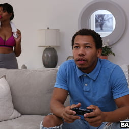 Jenna Foxx en 'Bangbros' Belleza de ébano follando con su hermanastro (Miniatura 1)