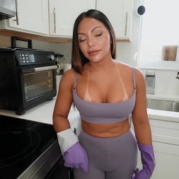 Kaby Snow en ¡La criada con gran botín, Brandylicious, recibe una polla enorme! (foto 174) Kaby Snow en 'Bangbros' ¡La criada con gran botín, Brandylicious, recibe una polla enorme! (Miniatura 174)