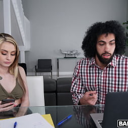Kimberly Snow en 'Bangbros' Seduciendo al tutor (Miniatura 1)