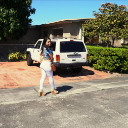 Kimmy Kush en 'Bangbros' Chica cubana que merece una polla es recogida (Miniatura 33)