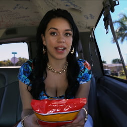 Kimmy Kush en 'Bangbros' Chica cubana que merece una polla es recogida (Miniatura 132)