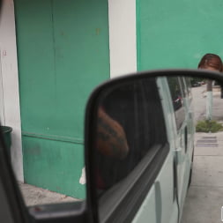 KocoChanelxxx en 'Bangbros' Stripper muestra su culo por dinero (Miniatura 75)