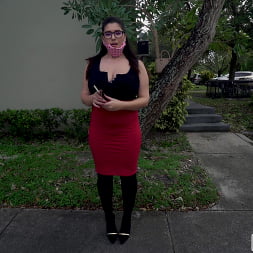 Laila Lust in 'Bangbros' Gold-Digger Hops in The Bus (Thumbnail 1)