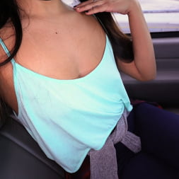 Lexie Banderas en 'Bangbros' Estudiante universitario se estira en el autobús (Miniatura 204)
