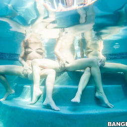 Mercedes Lynn en 'Bangbros' Mójate con algunas lesbianas junto a la piscina (Miniatura 289)