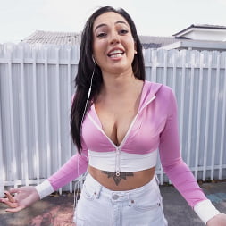 Mira Luv en 'Bangbros' Mira mira en la pared (Miniatura 132)