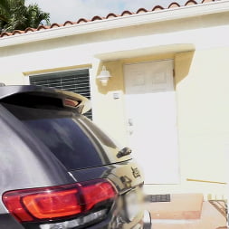 Nola Bell Faiyez en 'Bangbros' Turista guarrilla folla por dinero extra (Miniatura 1)