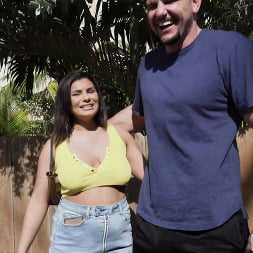 Nola Bell Faiyez en 'Bangbros' Turista guarrilla folla por dinero extra (Miniatura 88)
