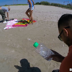 Patty Michova en 'Bangbros' Follando en la playa nudista! (Miniatura 81)