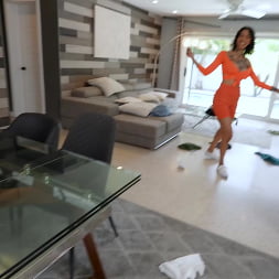 Ravyn Alexa en 'Bangbros' Los papás aman a las sirvientas (Miniatura 104)