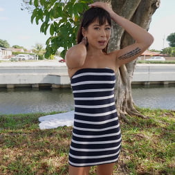 Ren Emi en 'Bangbros' Anal salvaje por algo de dinero (Miniatura 204)