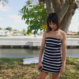Ren Emi en 'Bangbros' Anal salvaje por algo de dinero (Miniatura 272)