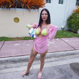 Selina Garcia en 'Bangbros' Selina es follada por una actriz porno (Miniatura 68)