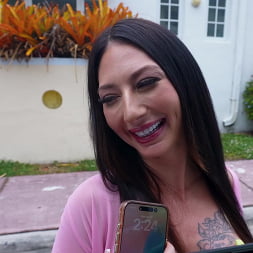 Selina Garcia en 'Bangbros' Selina es follada por una actriz porno (Miniatura 136)