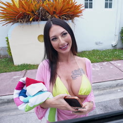 Selina Garcia en 'Bangbros' Selina es follada por una actriz porno (Miniatura 204)