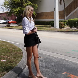 Tall Girl Alli en 'Bangbros' Chica alta se encuentra con una gran polla (Miniatura 189)