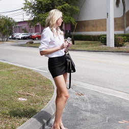 Tall Girl Alli en 'Bangbros' Chica alta se encuentra con una gran polla (Miniatura 252)