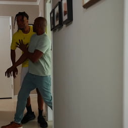 Vivian Taylor en 'Bangbros' Una morena con pecho grande pone duros dos penes (Miniatura 75)