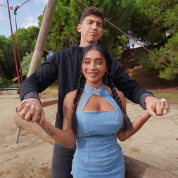 Yasmina Khan en 'Bangbros' Eyaculando fuera (Miniatura 100)