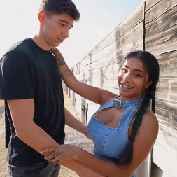 Yasmina Khan en 'Bangbros' Eyaculando fuera (Miniatura 200)